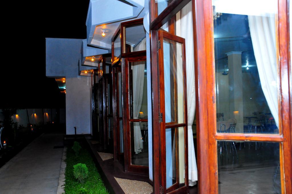 Hotel Melbourne Tourist Rest à Anurâdhapura Extérieur photo
