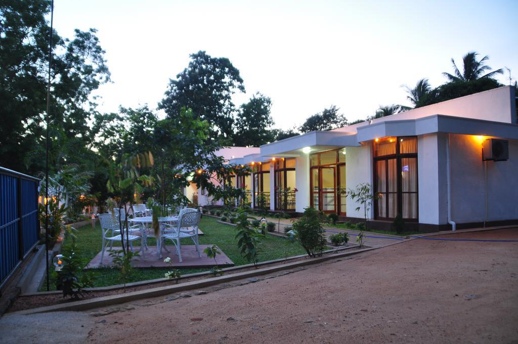Hotel Melbourne Tourist Rest à Anurâdhapura Extérieur photo
