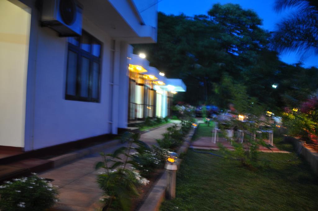 Hotel Melbourne Tourist Rest à Anurâdhapura Extérieur photo