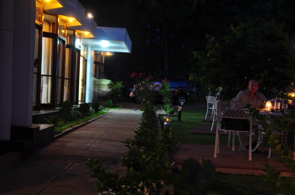 Hotel Melbourne Tourist Rest à Anurâdhapura Extérieur photo