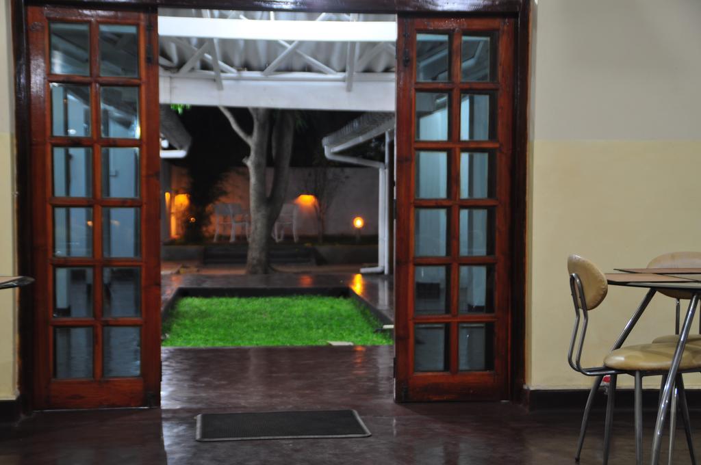 Hotel Melbourne Tourist Rest à Anurâdhapura Extérieur photo