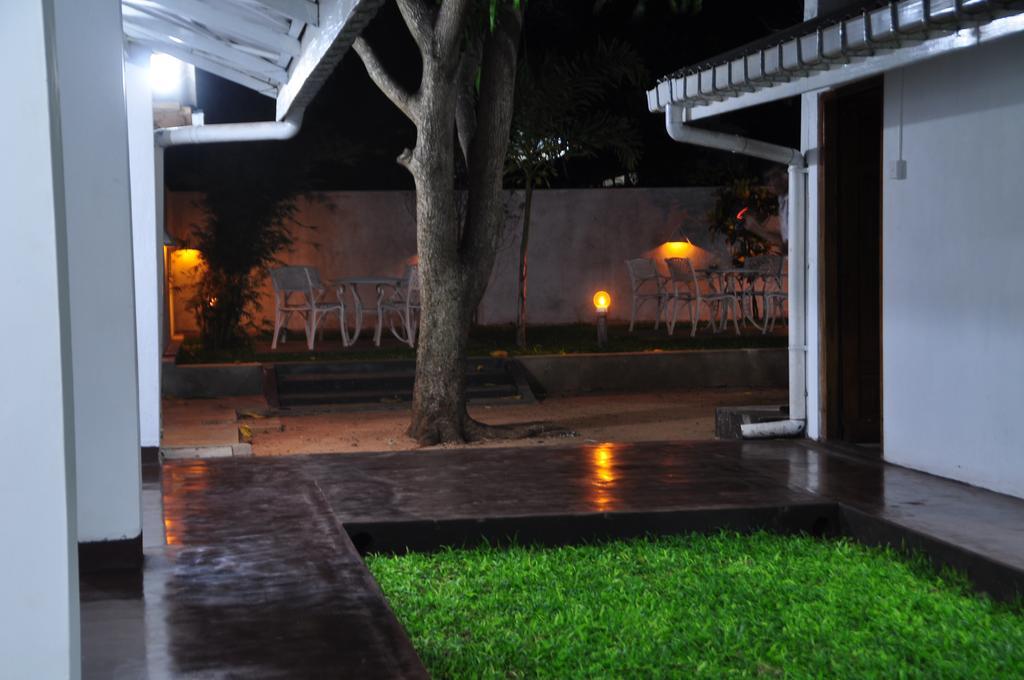 Hotel Melbourne Tourist Rest à Anurâdhapura Extérieur photo