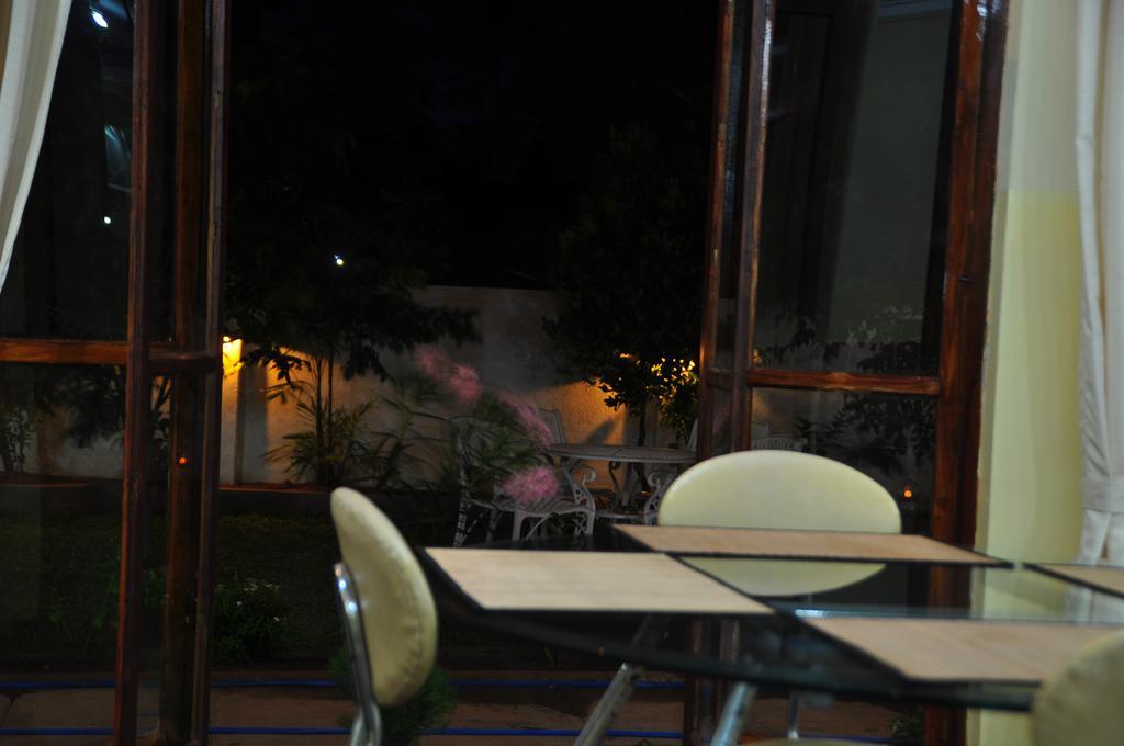 Hotel Melbourne Tourist Rest à Anurâdhapura Extérieur photo