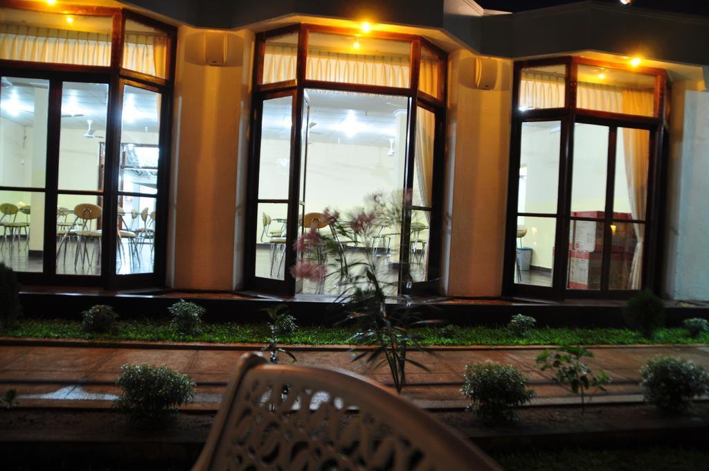 Hotel Melbourne Tourist Rest à Anurâdhapura Extérieur photo