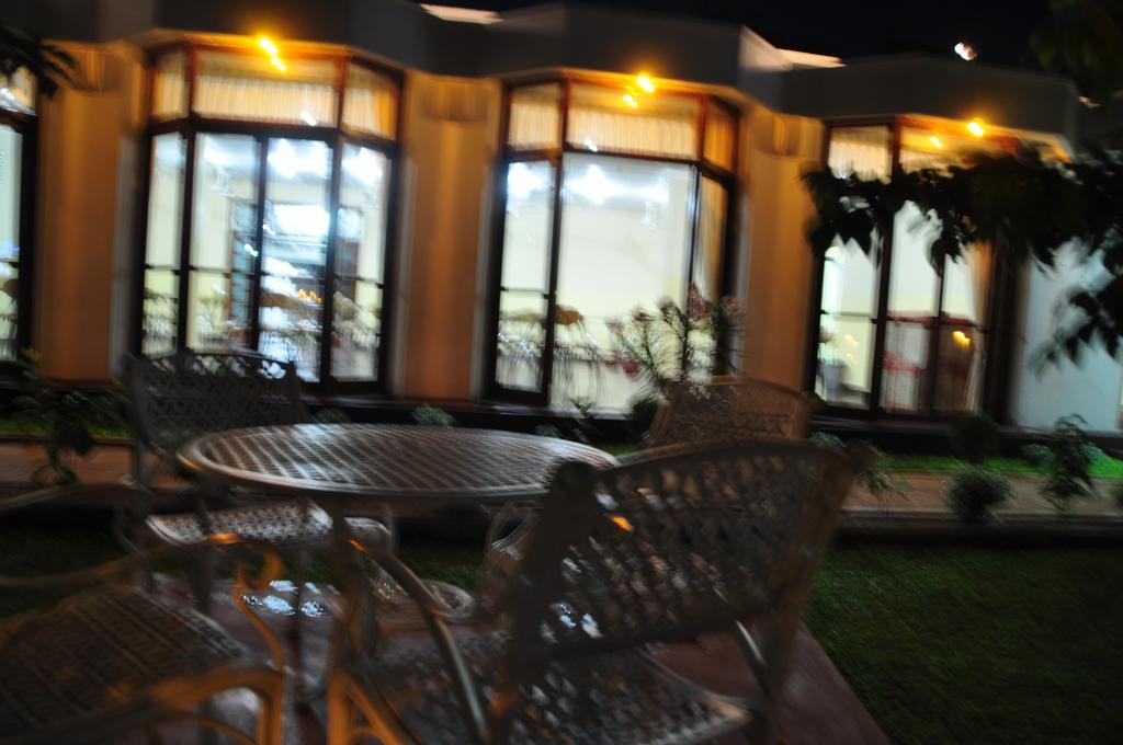 Hotel Melbourne Tourist Rest à Anurâdhapura Extérieur photo