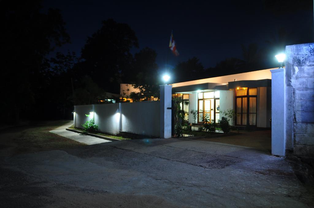 Hotel Melbourne Tourist Rest à Anurâdhapura Extérieur photo