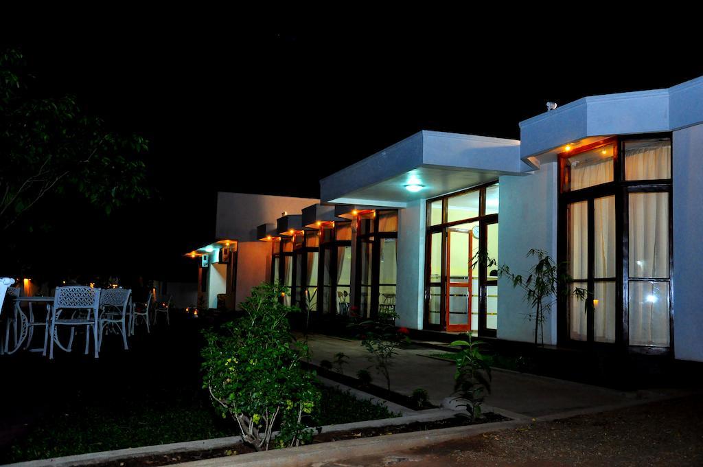 Hotel Melbourne Tourist Rest à Anurâdhapura Extérieur photo
